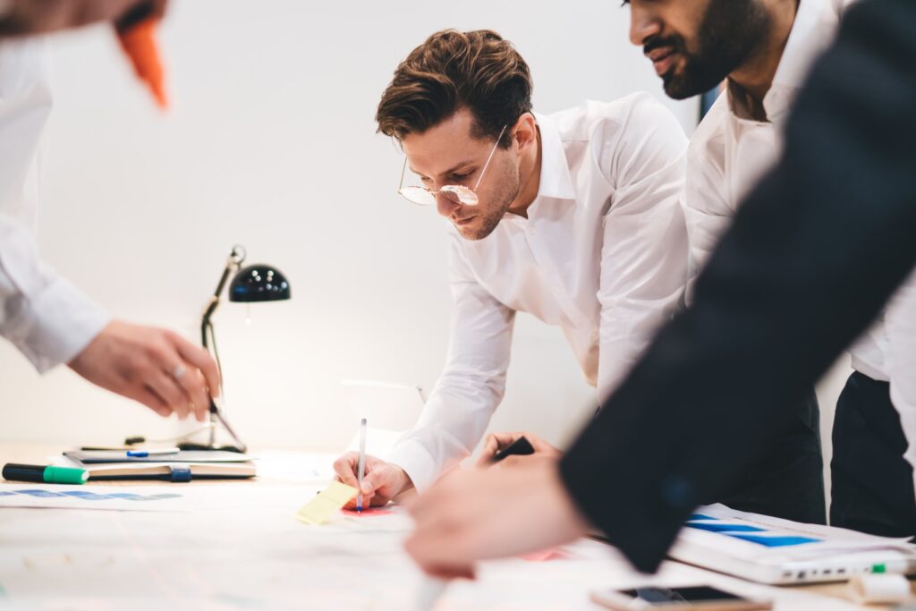 Celstor wächst – wir bauen das Team der Zukunft auf 1 a group of men working at a desk